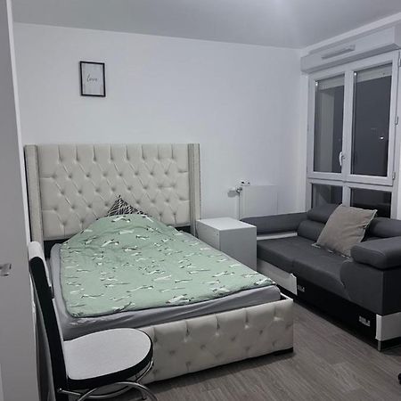 Chambre Individuelle Dans Un Appartement A 37 De Champs Elysees Sartrouville Luaran gambar