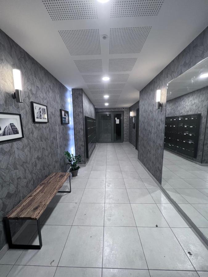 Chambre Individuelle Dans Un Appartement A 37 De Champs Elysees Sartrouville Luaran gambar
