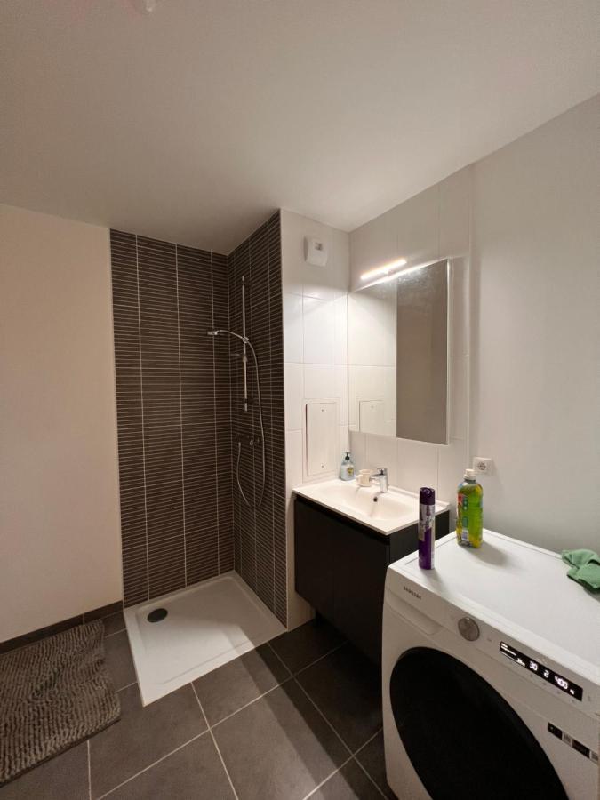 Chambre Individuelle Dans Un Appartement A 37 De Champs Elysees Sartrouville Luaran gambar